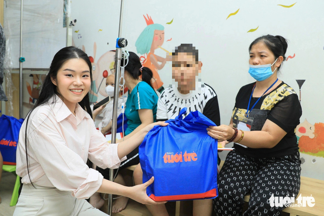 Hoa hậu Nhân ái Việt Nam 2023 Trần Mỹ Huyền trao tặng quà Ước mơ của Thúy cho bệnh nhi tại Bệnh viện K (cơ sở Tân Triều) - Ảnh: DANH KHANG