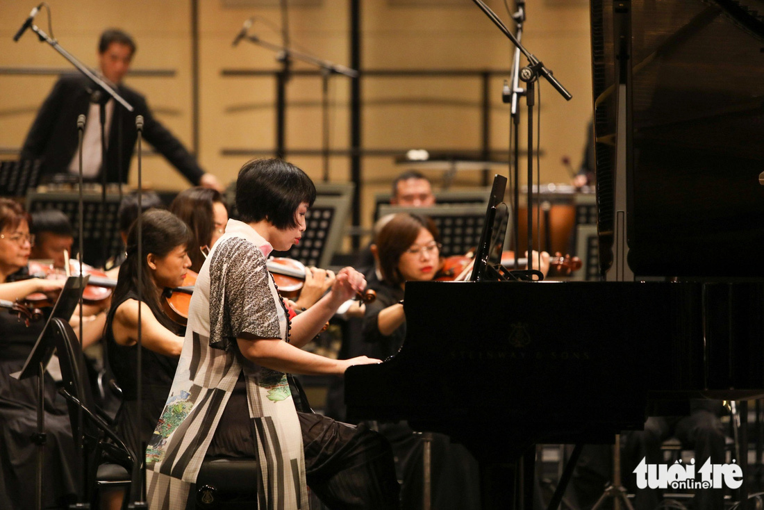 Nghệ sĩ piano Bích Trà chơi bản phóng tác Mừng chiến thắng Tây Bắc - Ảnh: DANH KHANG