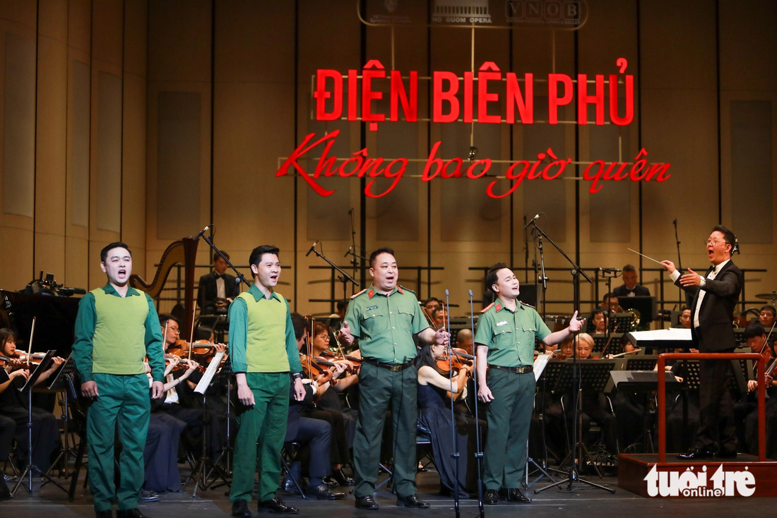 Chương trình có sự tham gia biểu diễn của Dàn nhạc giao hưởng Việt Nam, Nhà hát Nhạc vũ kịch Việt Nam, Nhà hát Ca múa nhạc Công an nhân dân… - Ảnh: DANH KHANG