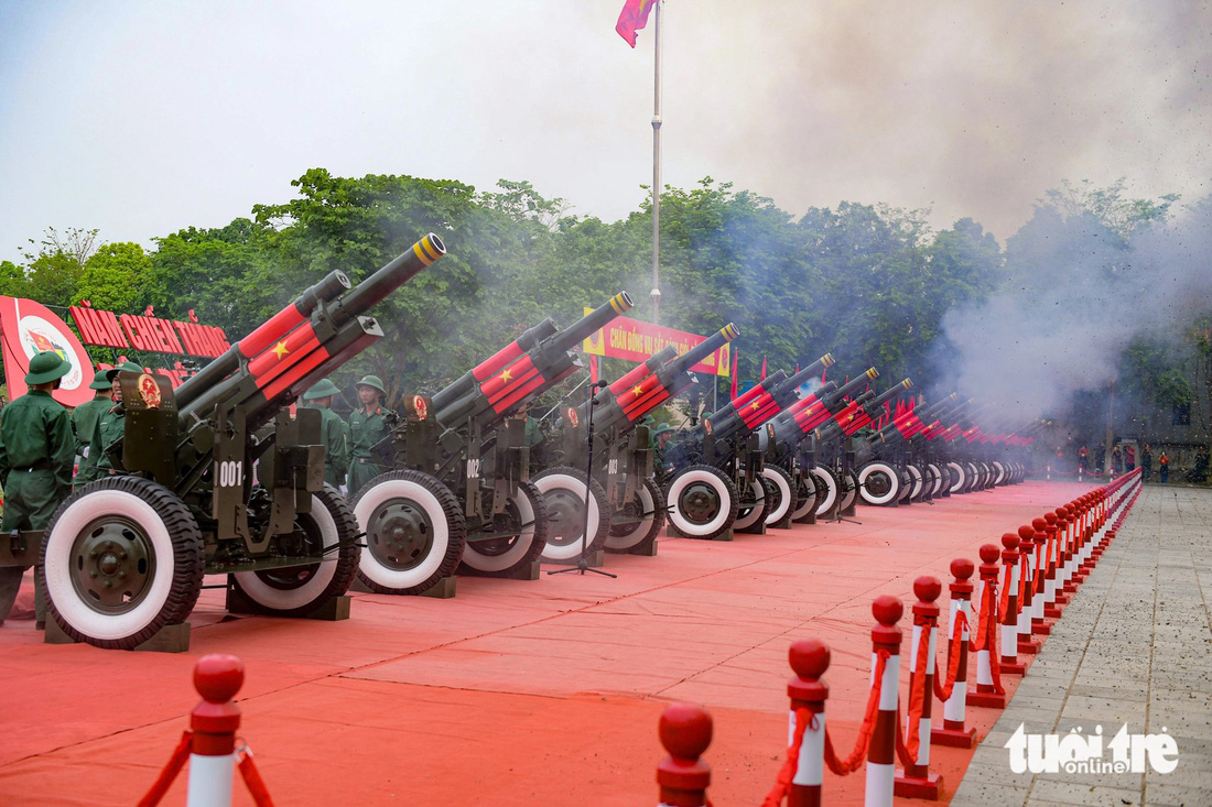Chương trình lễ diễu binh, diễu hành bắt đầu bằng 21 loạt pháo trên nền Quốc thiều nước Cộng hòa xã hội chủ nghĩa Việt Nam - Ảnh: NAM TRẦN