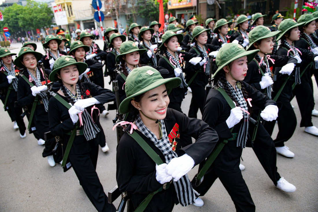 Khối nữ dân quân du kích miền Nam tươi cười di chuyển qua các con phố tại Điện Biên - Ảnh: NAM TRẦN