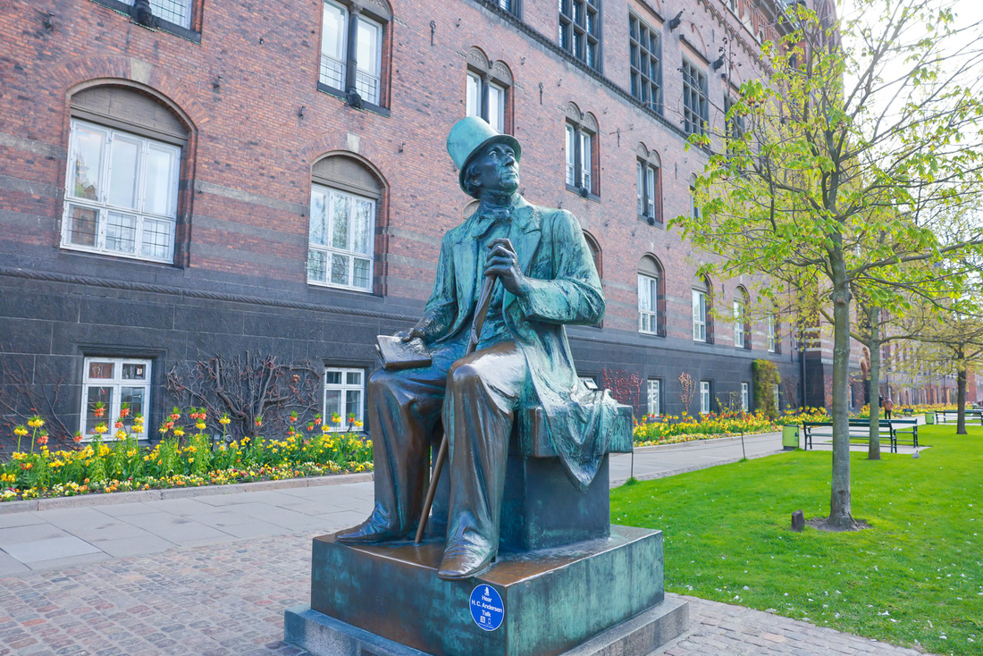 Chân dung của đại văn hào Andersen bên cạnh tòa thị chính của thành phố Copenhagen- Ảnh: QUỶ CỐC TỬ