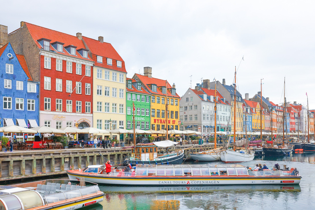 Bến cảng Nyhavn 300 năm tuổi rực rỡ sắc màu cũng là một điểm đến biểu tượng của Copenhagen - Ảnh: QUỶ CỐC TỬ