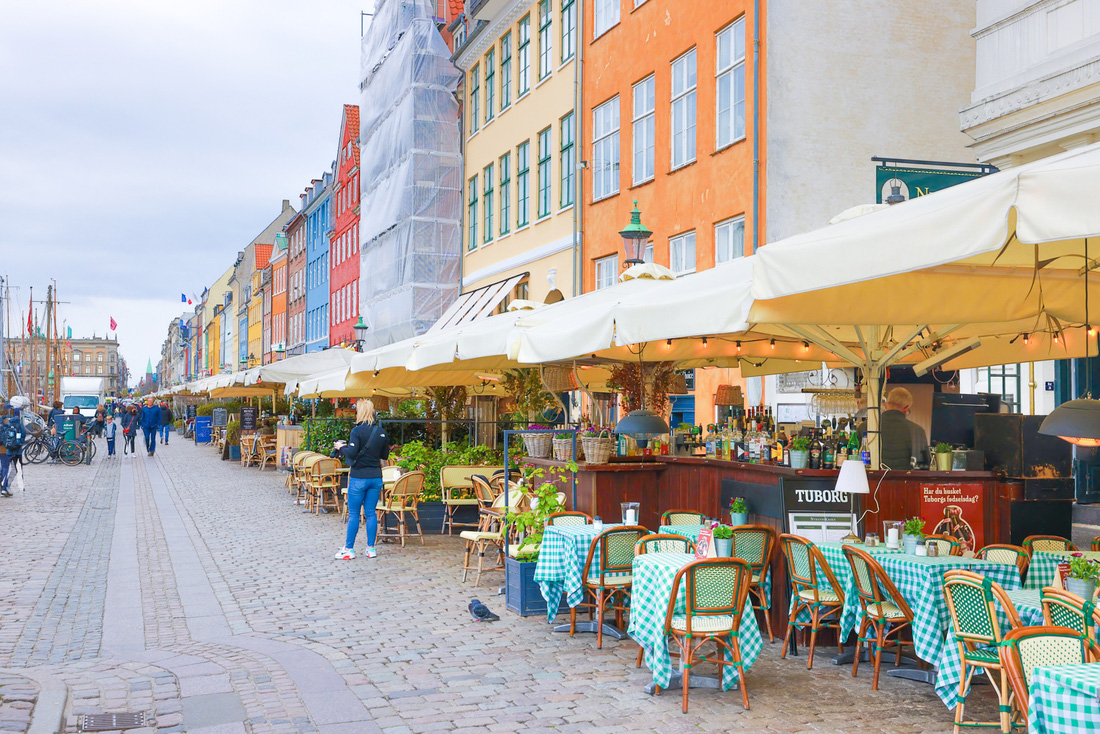 Quán cà phê xinh đẹp trên bến cảng Nyhavn - Ảnh: QUỶ CỐC TỬ
