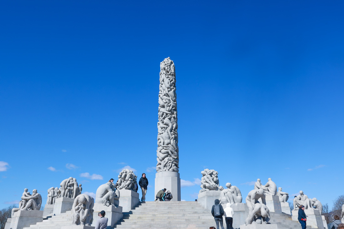 Tháp người "The Monolith” có thể được coi là trung tâm của công viên Vigeland, được chạm khắc từ đá granit nguyên khối cao hơn 14 mét, mô phỏng 121 tượng người chất chồng lên nhau từ chân tháp đến đỉnh tháp. Có người nói đây là hình ảnh thể hiện sự phục sinh của loài người, có người lại nói tác phẩm tượng trưng cho khát vọng của con người. Nhưng lại cũng có ý kiến cho rằng tháp đá “The Monolith” cho người xem cảm giác “Togetherness” - gắn kết cùng chung thân phận con người - Ảnh: NGÔ TRẦN HẢI AN