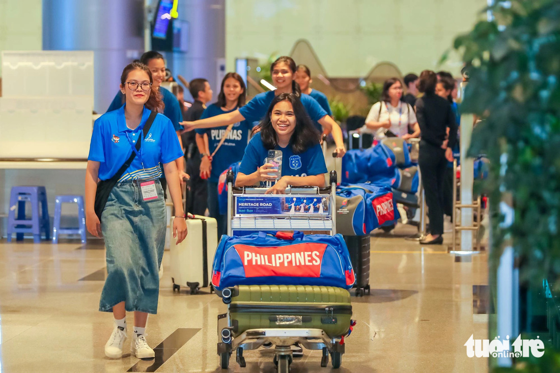 Đoàn Philippines rạng rỡ tại sân bay Đà Nẵng
