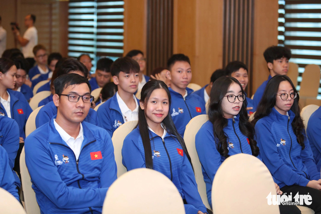 Đại diện vận động viên đoàn Việt Nam tham dự lễ xuất quân chiều 30-5