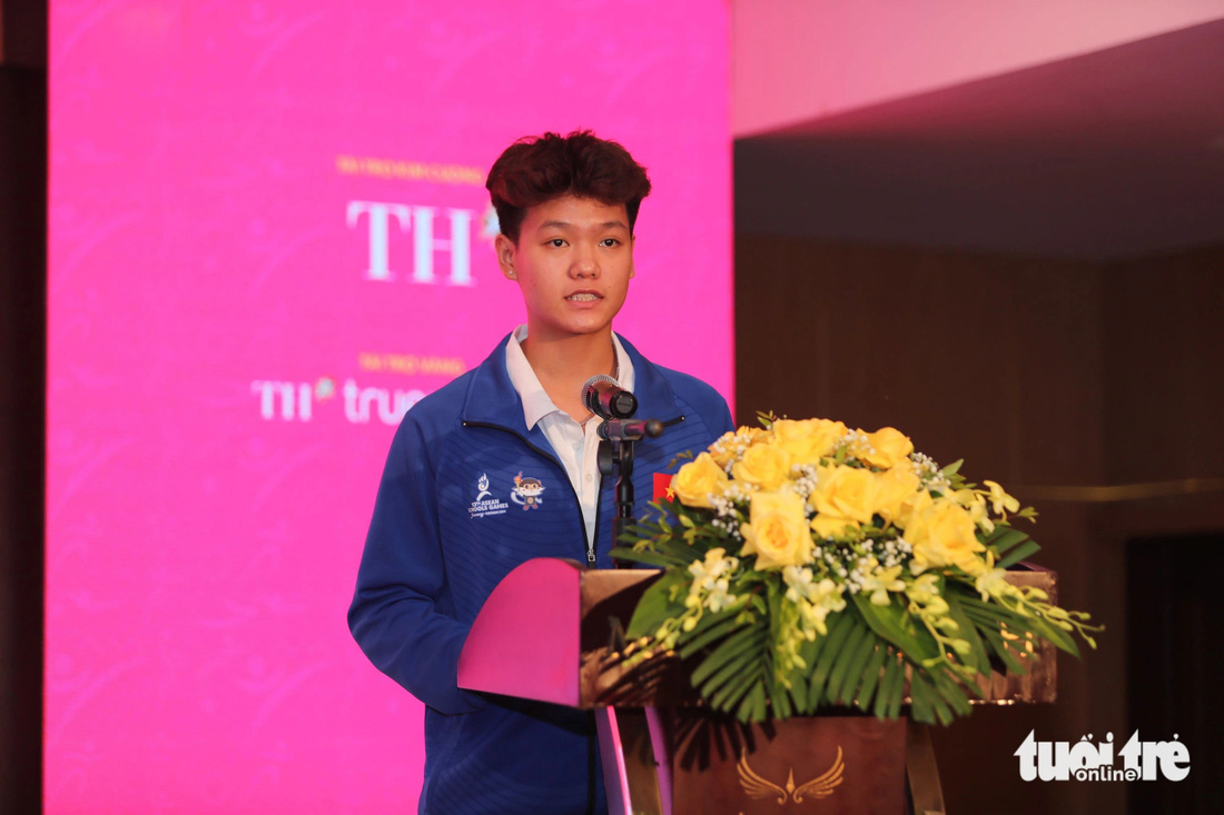 Vận động viên Bùi Bích Phương (môn cầu lông) thay mặt cho các vận động viên của Đoàn thể thao học sinh Việt Nam phát biểu tại lễ xuất quân