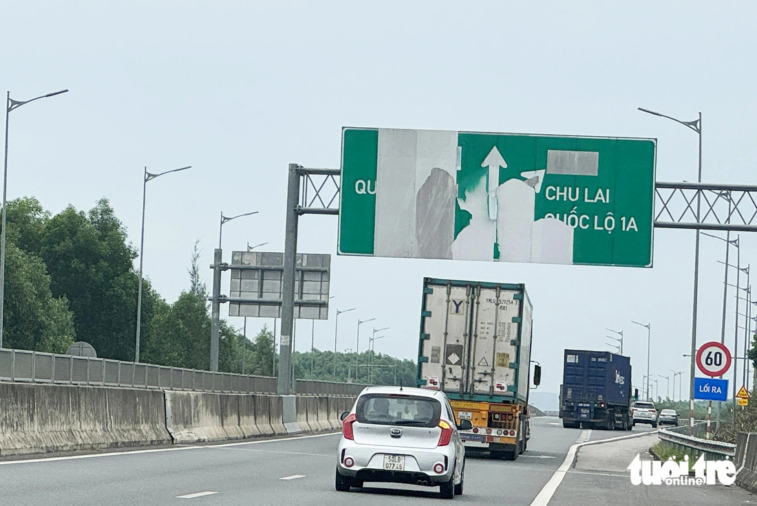 Nhìn biển báo này trên cao tốc Đà Nẵng - Quảng Ngãi, nhiều tài xế không hiểu chỉ dẫn gì - Ảnh: LÊ TRUNG