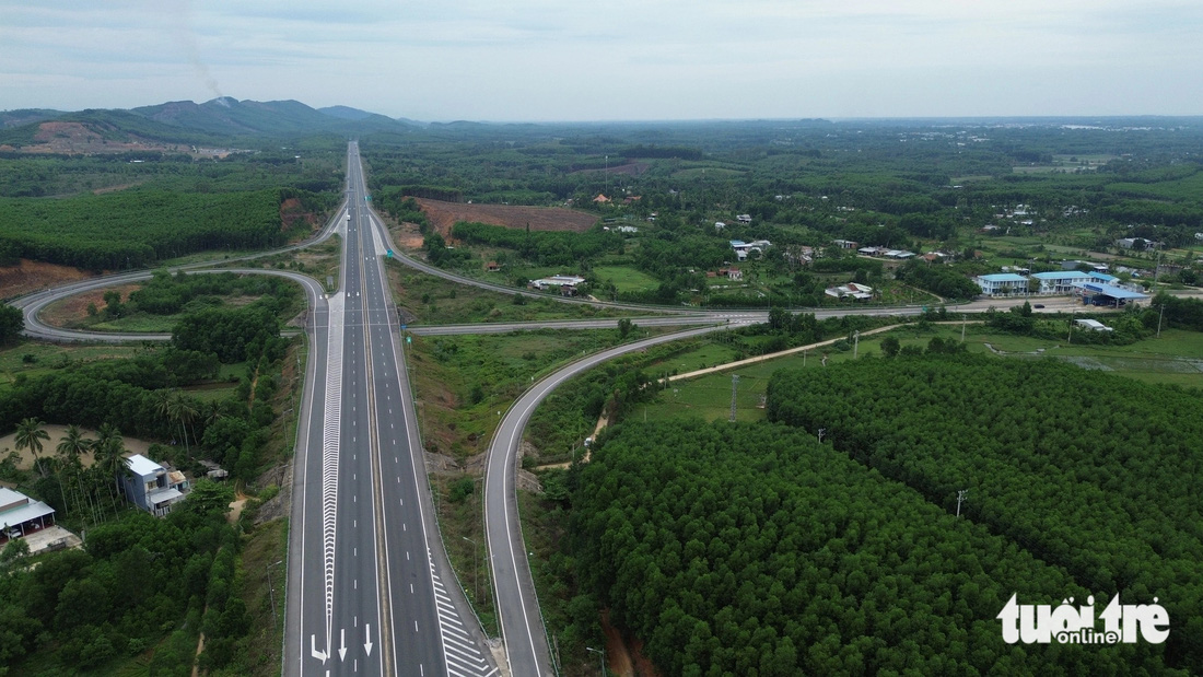 Cao tốc Đà Nẵng - Quảng Ngãi đoạn qua trạm thu phí Chu Lai - Ảnh: LÊ TRUNG