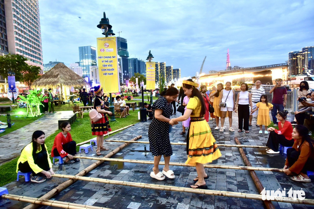 Người dân cùng chơi nhảy sạp bên bến Bạch Đằng tối 31-5, trước khi diễn ra lễ khai mạc Lễ hội sông nước TP.HCM - Ảnh: T.T.D.