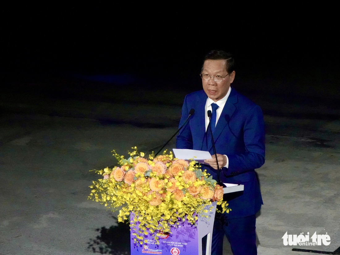 Chủ tịch UBND TP.HCM Phan Văn Mãi chào mừng các vị khách đến với Lễ hội sông nước TP.HCM năm 2024 - Ảnh: QUANG ĐỊNH
