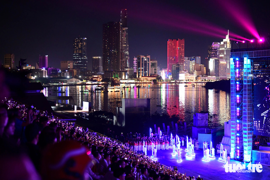 Lễ hội sông nước TP.HCM 2024 khai mạc bên dòng sông Sài Gòn tối 31-5 - Ảnh: QUANG ĐỊNH