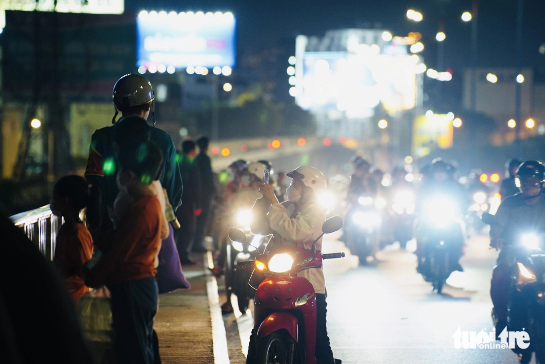 Người dân dừng xe chụp ảnh pháo hoa trong đêm khai mạc Lễ hội sông nước TP.HCM 2024 - Ảnh: THANH HIỆP