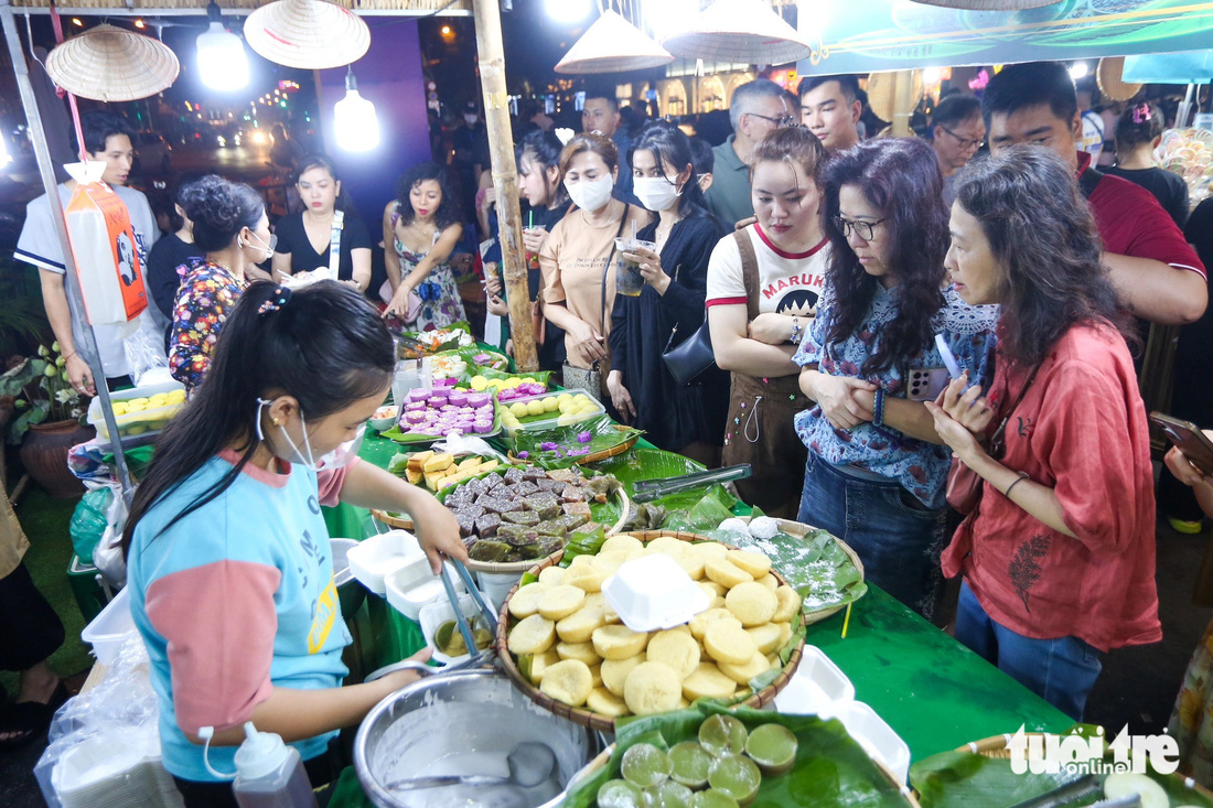 Quầy bánh dân gian tại không gian ẩm thực Lễ hội sông nước TP.HCM lần 2 thu hút nhiều du khách - PHƯƠNG QUYÊN