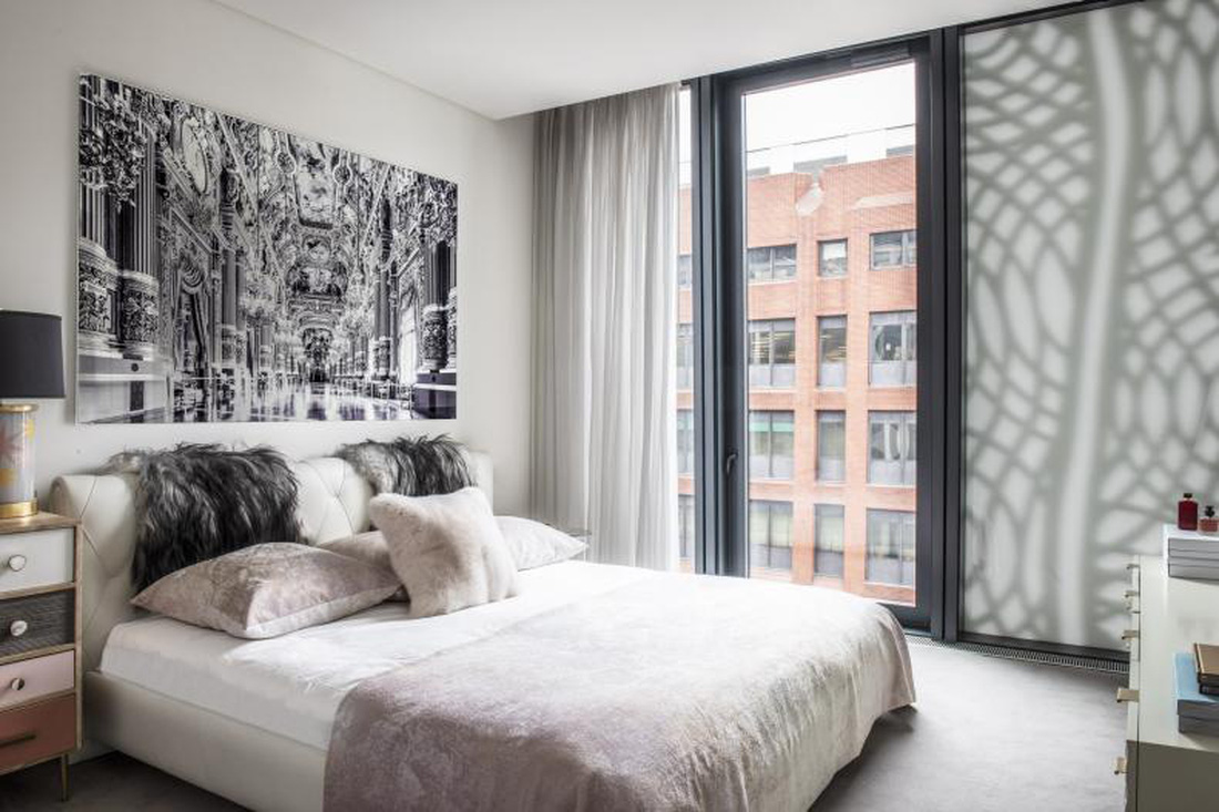 Phòng ngủ quyến rũ với tông màu đen - trắng chủ đạo - Ảnh: HGTV 