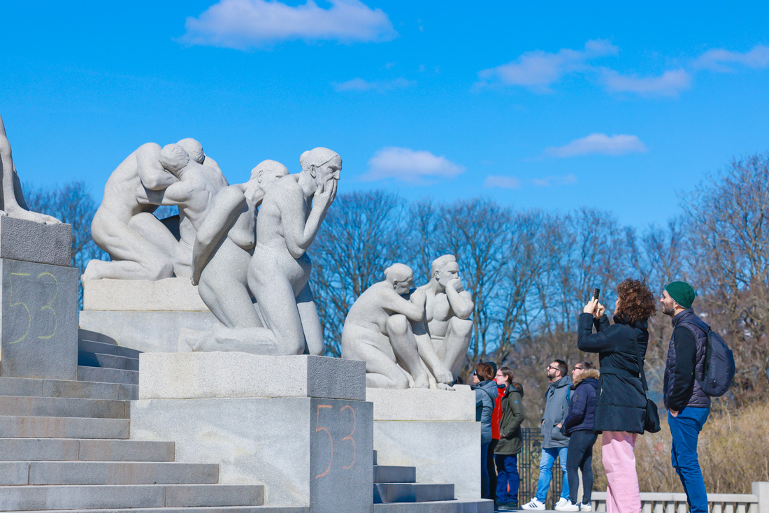 Đến thăm thủ đô Oslo vào mùa hè, bạn có thể thấy hàng trăm người dân Na Uy cắm trại hay tham gia những bữa tiệc nướng ngoài trời giữa không gian tượng điêu khắc khỏa thân nghệ thuật tại công viên Vigeland - Ảnh: NGÔ TRẦN HẢI AN