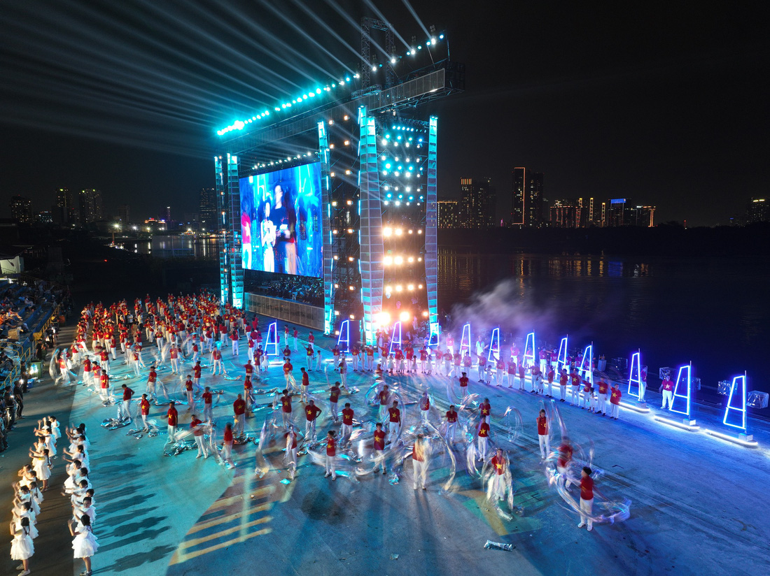 Một góc sân khấu "Chuyến tàu huyền thoại" được dựng ngay cạnh sông Sài Gòn - Ảnh: H.K
