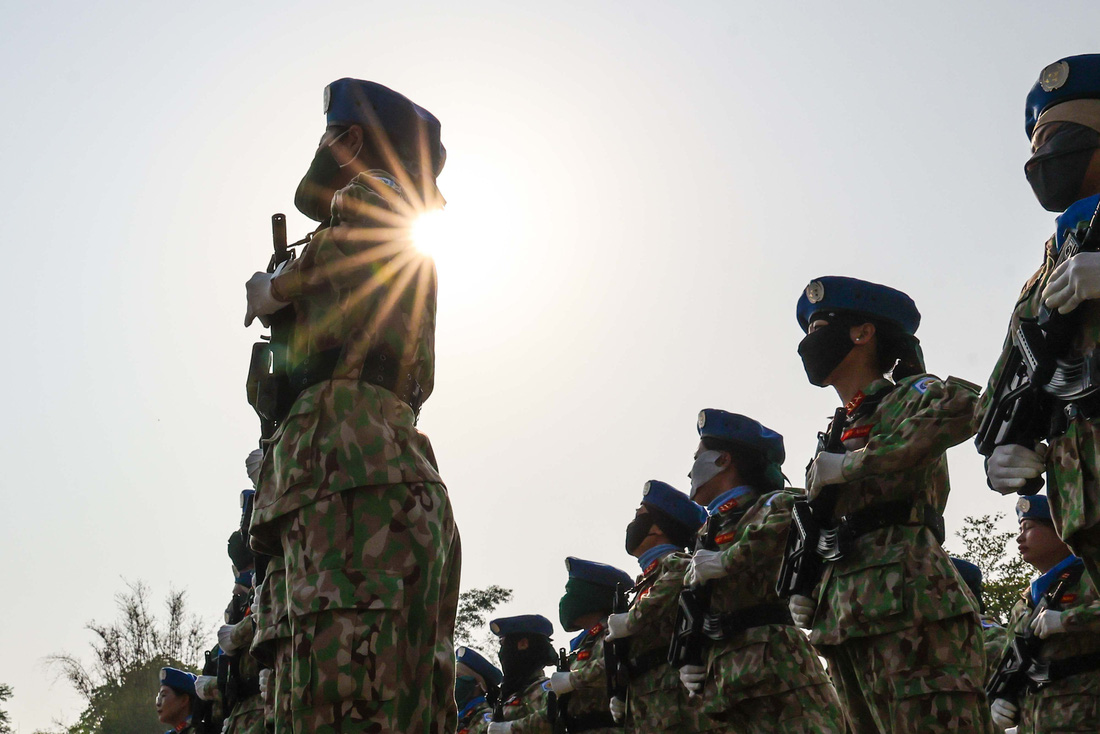 Các chiến sĩ thuộc khối lực lượng Gìn giữ hòa bình tập luyện giữa thời tiết nắng nóng tại Điện Biên vào sáng 4-5 - Ảnh: NGUYỄN KHÁNH