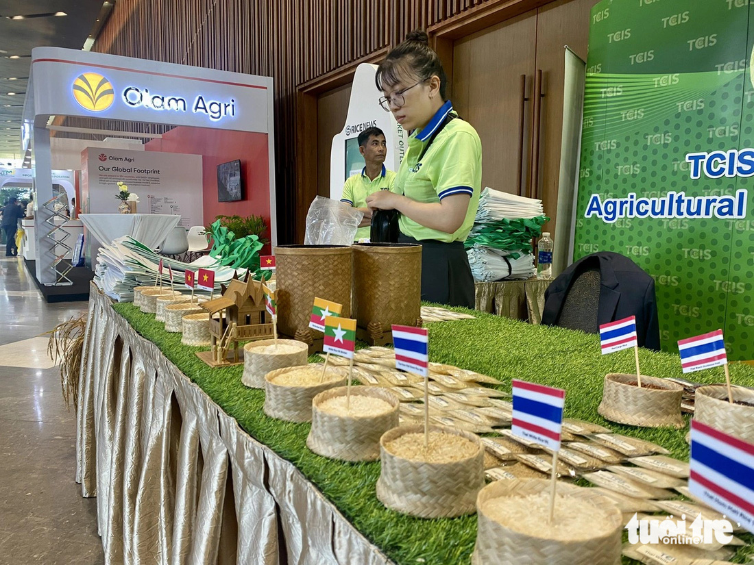 Chương trình du lịch MICE giới thiệu các sản phẩm lúa gạo tại hội thảo - Ảnh: TRƯỜNG TRUNG
