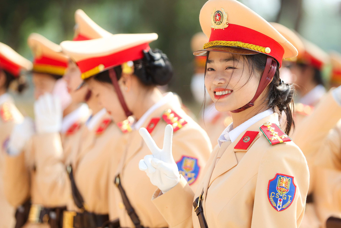 Mặc dù tập luyện trong thời tiết nắng nóng, nhưng các thành viên của khối lực lượng Cảnh sát giao thông luôn lạc quan và tỏ rõ quyết tâm hoàn thành xuất sắc nhiệm vụ tại  lễ kỷ niệm 70 năm Chiến thắng Điện Biên Phủ - Ảnh: NGUYỄN KHÁNH