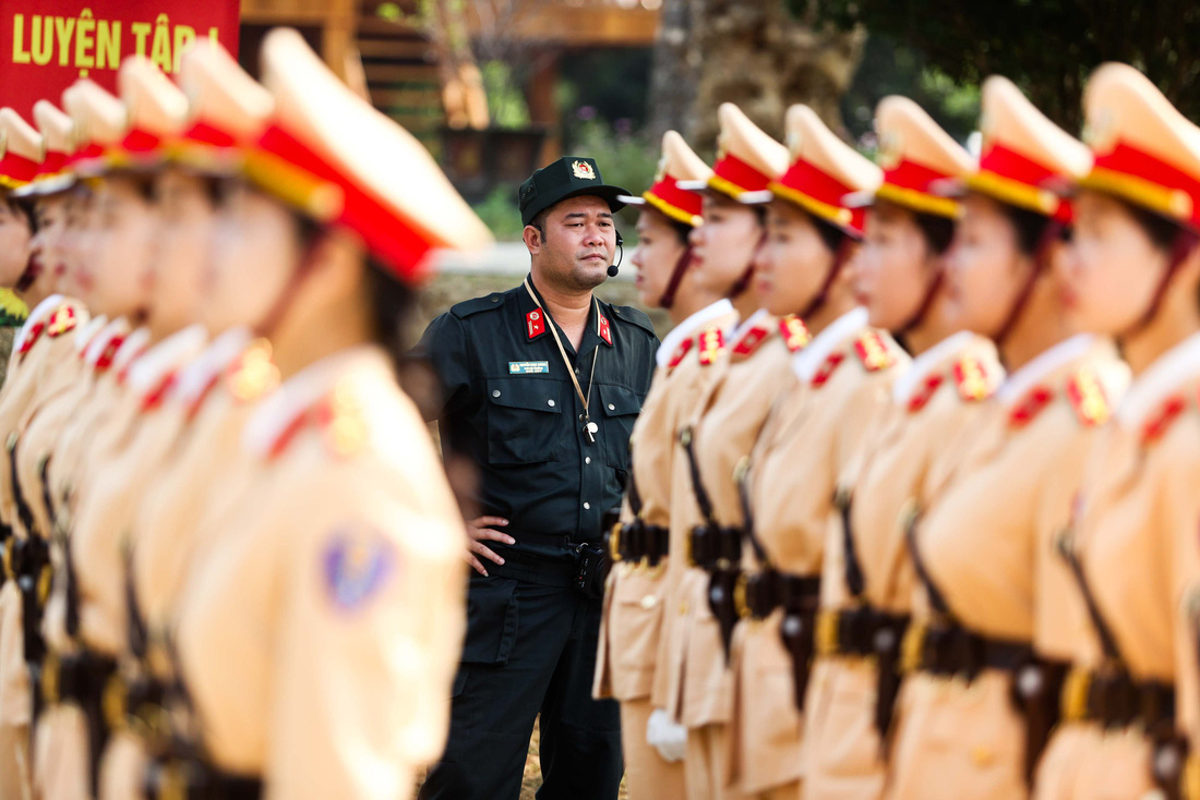 Đội hình, đội ngũ của khối lực lượng Cảnh sát giao thông đang được huấn luyện viên Nguyễn Ngọc Dương kiểm tra và điều chỉnh liên tục - Ảnh: NGUYỄN KHÁNH