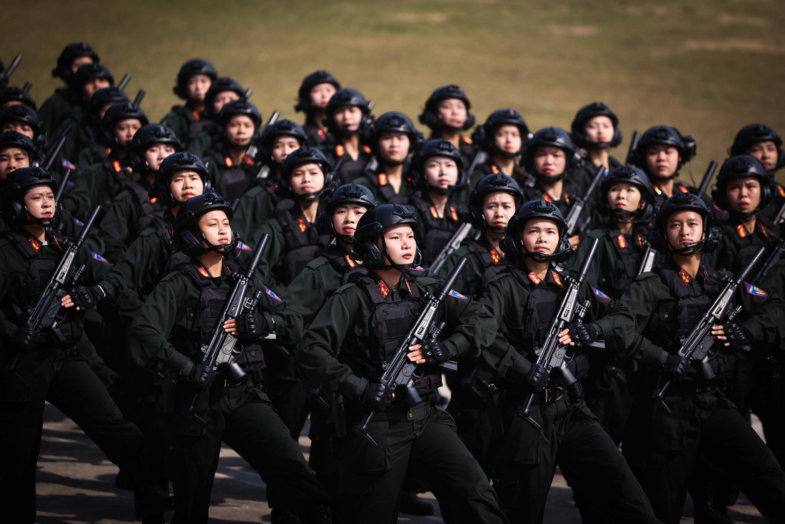 Các thành viên thuộc khối lực lượng nữ Cảnh sát đặc nhiệm đang tập luyện vào sáng 4-5, phần lớn các thành viên trong khối đều được tuyển chọn từ các sinh viên năm nhất, năm hai tại Học viện An ninh nhân dân và Cảnh sát nhân dân - Ảnh: NGUYỄN KHÁNH