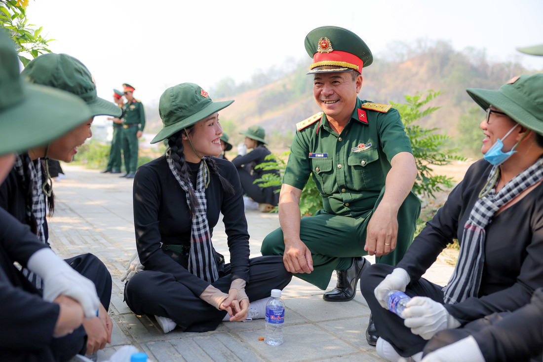 Thượng tá Lê Thượng Hải, phó chủ nhiệm bộ môn điều lệnh, Trường Sĩ quan Lục quân 2, trò chuyện với các thành viên của khối Du kích miền Nam. Thượng tá Hải và các thành viên trong đội tập luyện tại TP.HCM, đến ngày 17-3 thì cả đội cùng di chuyển ra Hà Nội tập huấn - Ảnh: NGUYỄN KHÁNH