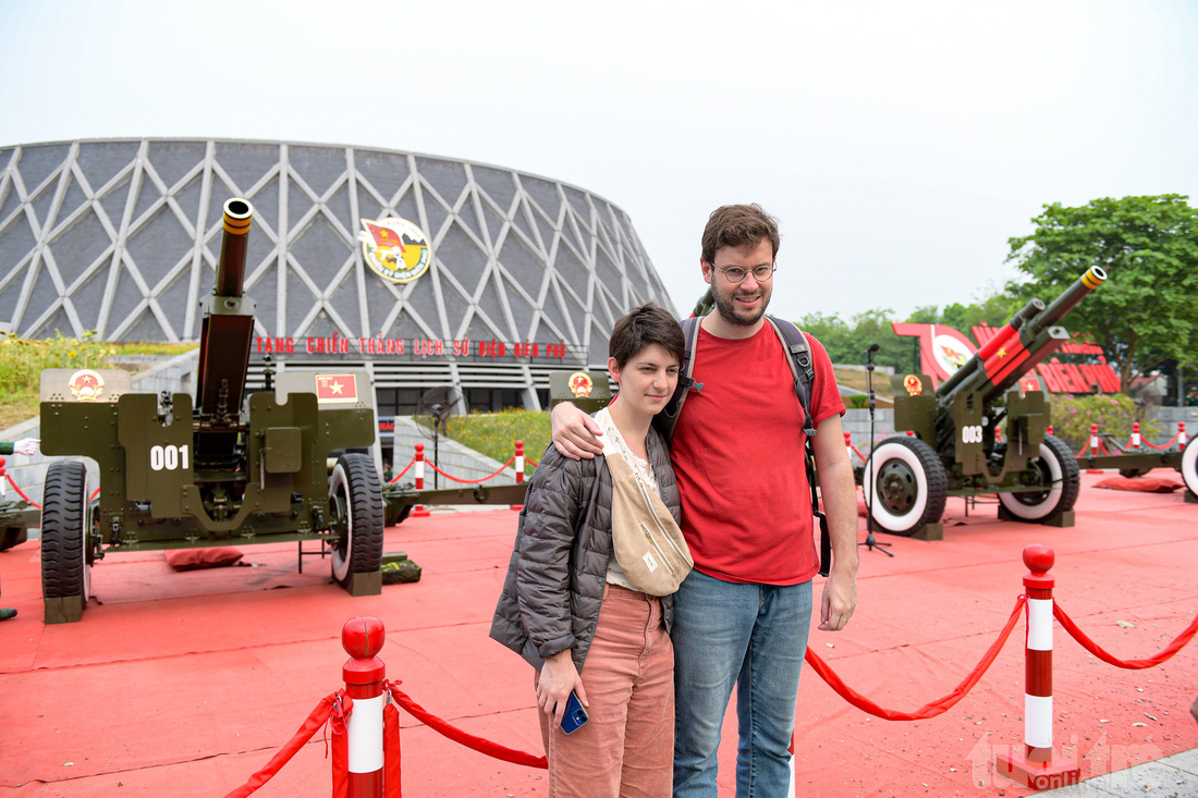 Hai bạn trẻ tới từ Pháp chụp ảnh trước Bảo tàng Chiến thắng lịch sử Điện Biên Phủ