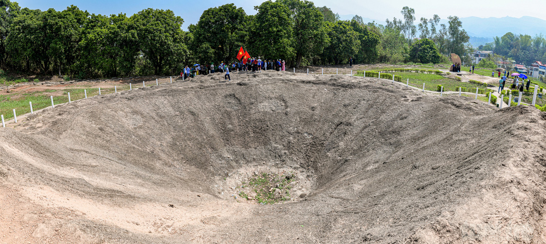 Người dân và du khách tham quan hố khối bộc phá 1.000 tấn tại đồi A1
