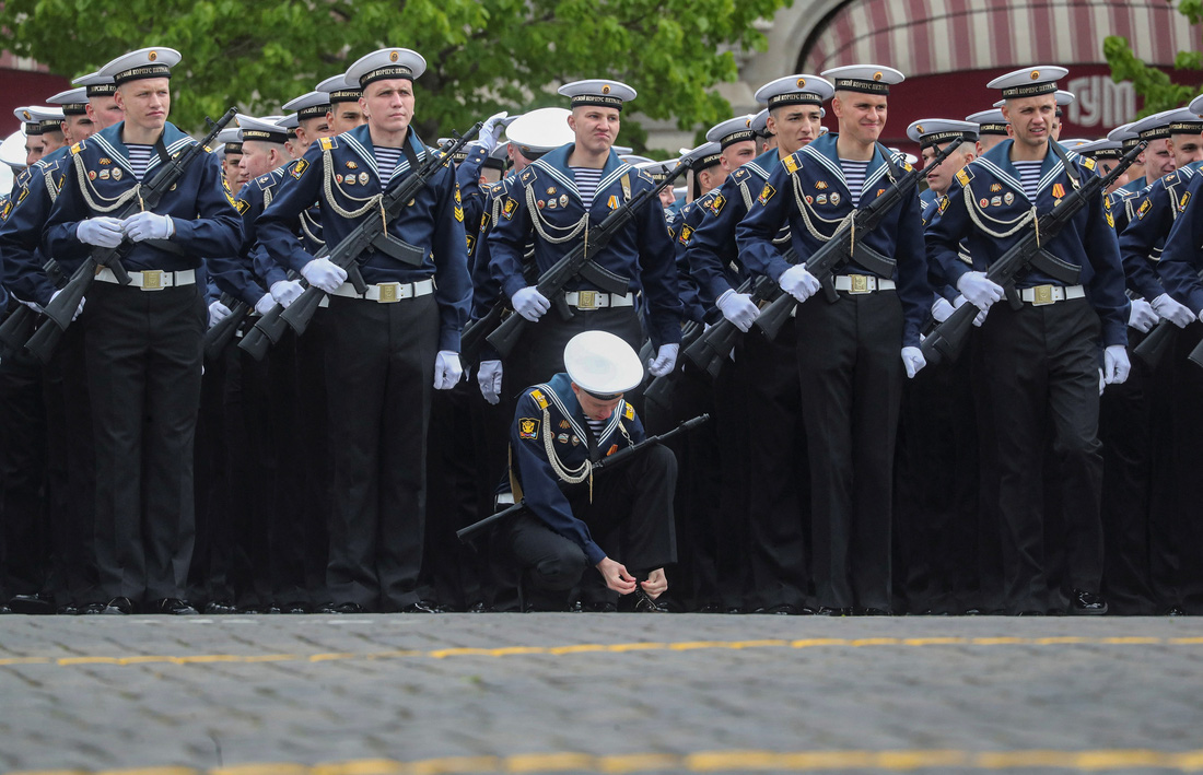 Các chiến sĩ hải quân Nga tham gia buổi tổng duyệt binh nhân Ngày Chiến thắng ở quảng trường Đỏ sáng 5-5 - Ảnh: REUTERS