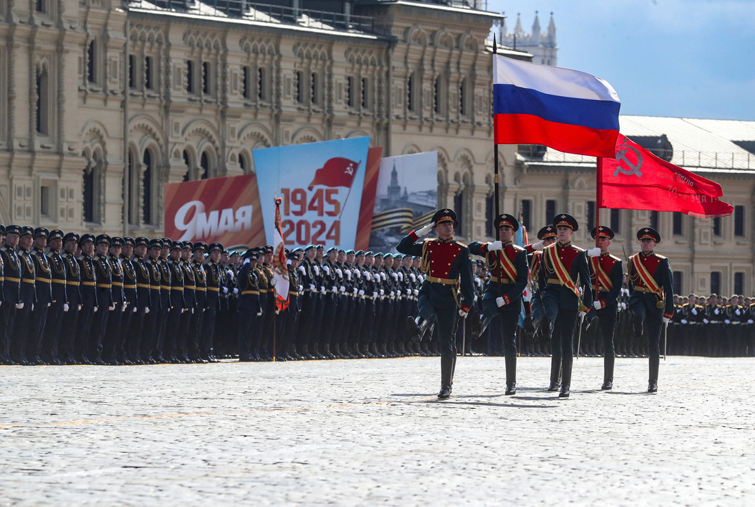 Cờ Nga và cờ Liên Xô bay phấp phới trong buổi tổng duyệt lễ duyệt binh nhân kỷ niệm Ngày Chiến thắng 9-5 - Ảnh: REUTERS