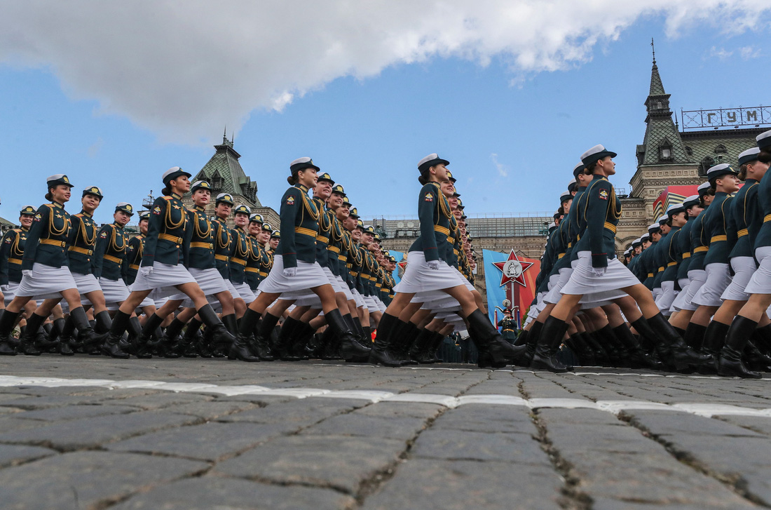 Các nữ quân nhân Nga bước đều trong buổi tổng duyệt lễ duyệt binh - Ảnh: REUTERS