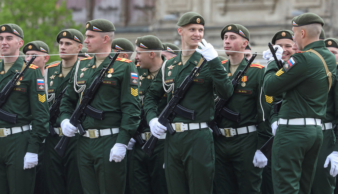 Các quân nhân Nga vui vẻ tán gẫu trong buổi tổng duyệt lễ duyệt binh kỷ niệm Ngày Chiến thắng 9-5 trong sáng 5-5 ở quảng trường Đỏ, thủ đô Matxcơva, Nga - Ảnh: REUTERS