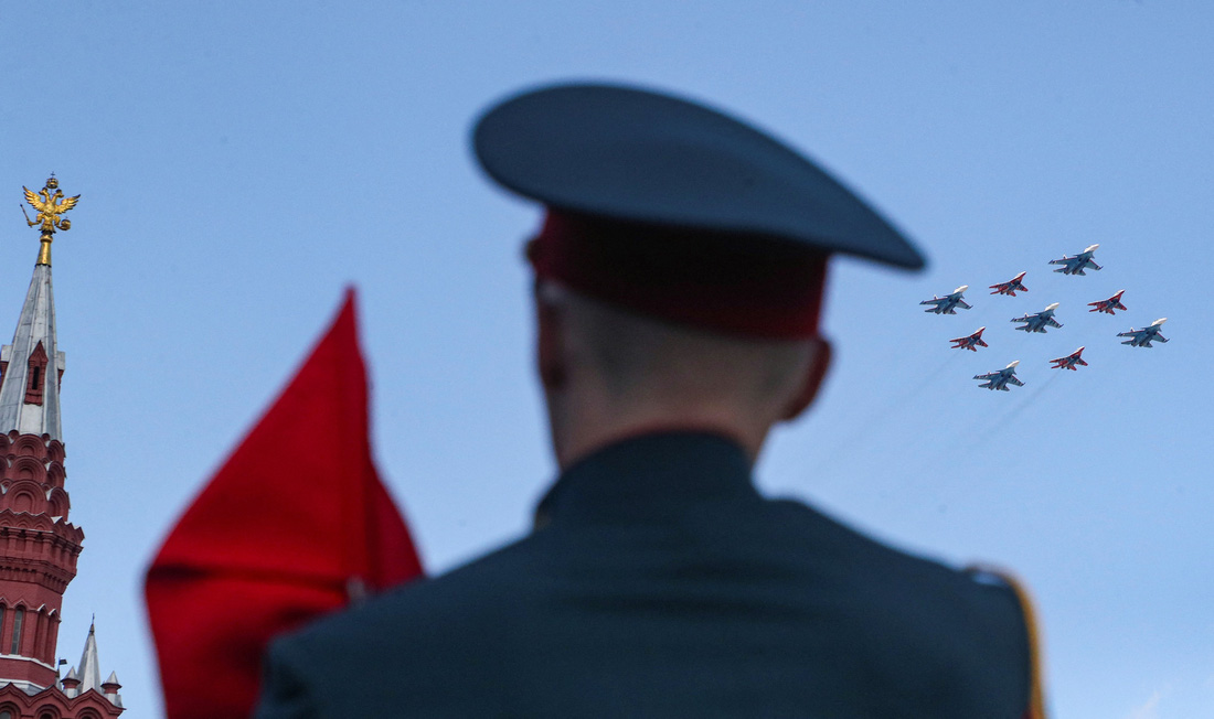 Một số máy bay phản lực của quân đội Nga diễn tập trên bầu trời quảng trường Đỏ - Ảnh: REUTERS