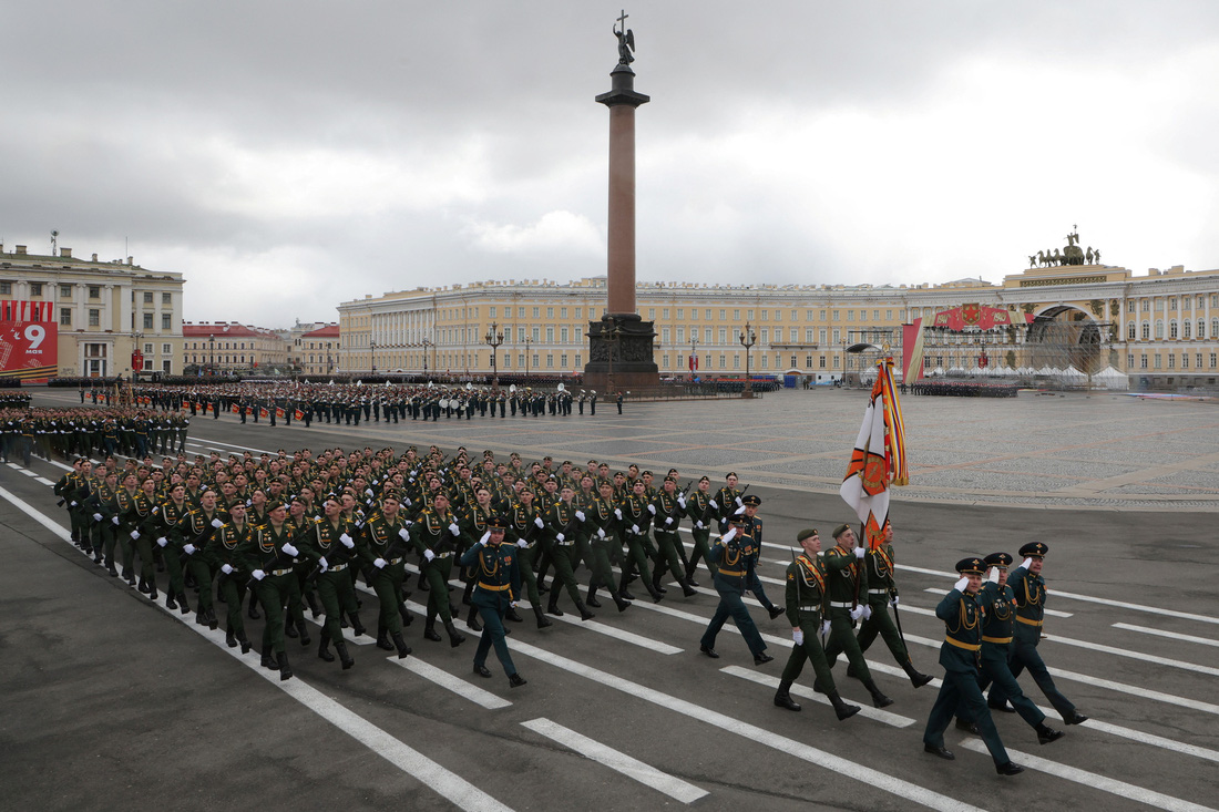 Quân nhân xếp hàng ngay ngắn trong buổi tổng duyệt ở quảng trường Cung Điện, Saint Petersburg sáng 5-5 - Ảnh: REUTERS