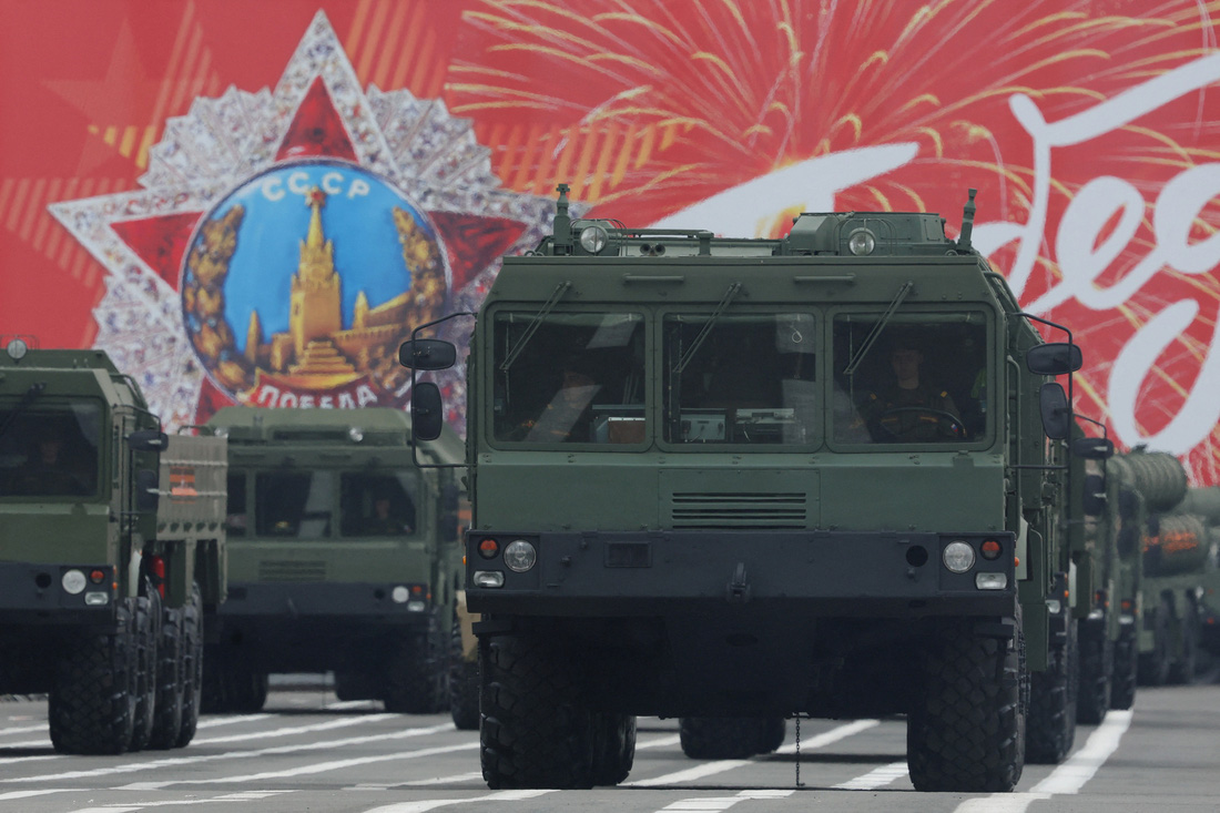 Một số phương tiện quân sự sẽ xuất hiện trong lễ duyệt binh ở Saint Petersburg - Ảnh: REUTERS