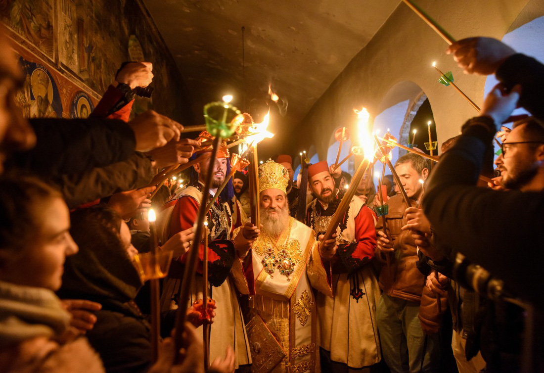 Các tín đồ Chính Thống giáo ở Macedonia nhận lửa Phục sinh được mang về từ thành cổ Jerusalem tại tu viện Thánh Jovan Bigorski ở làng Mavrovo, cách thủ đô Skopje khoảng 115km về phía tây vào rạng sáng 5-5 - Ảnh: AFP