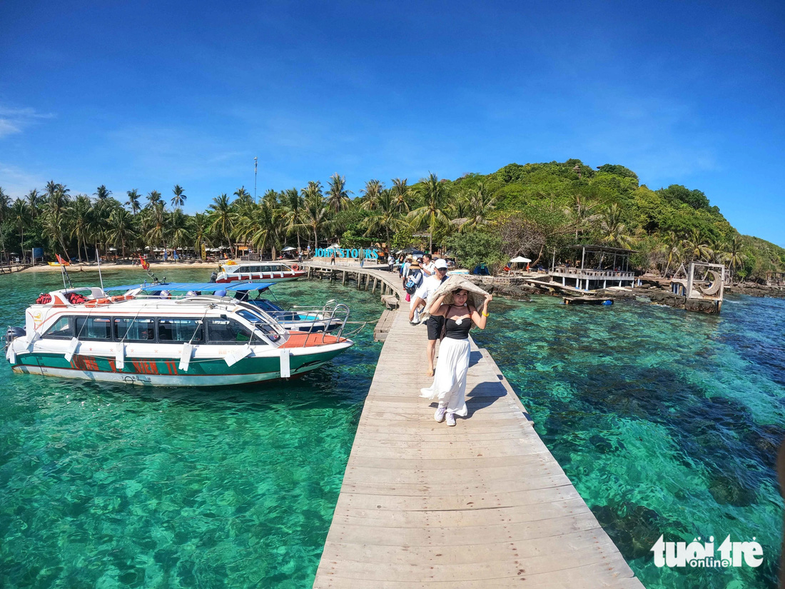 Du khách tham quan, trải nghiệm, tắm biển tại các hòn đảo hoang sơ phía Nam đảo Phú Quốc