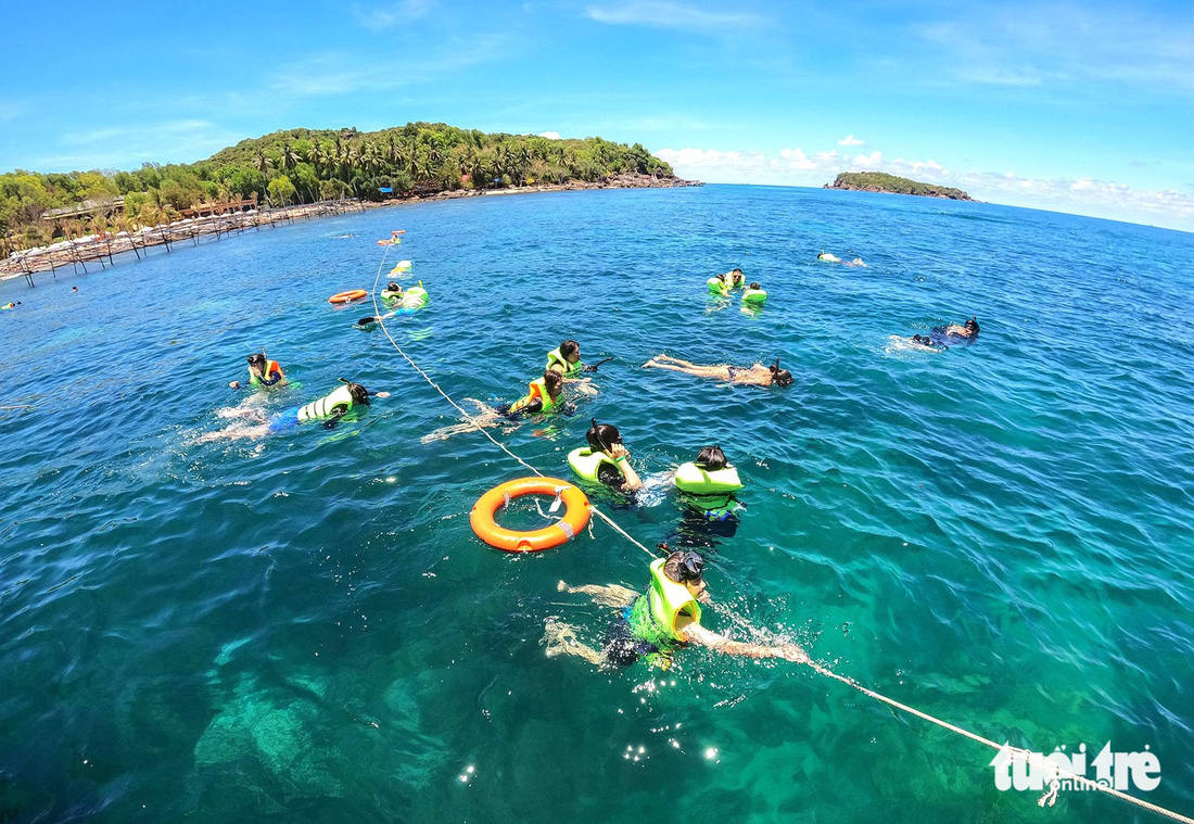 Biển hòn Gầm Ghì trong xanh với rạn san hô trải dài thu hút nhiều du khách