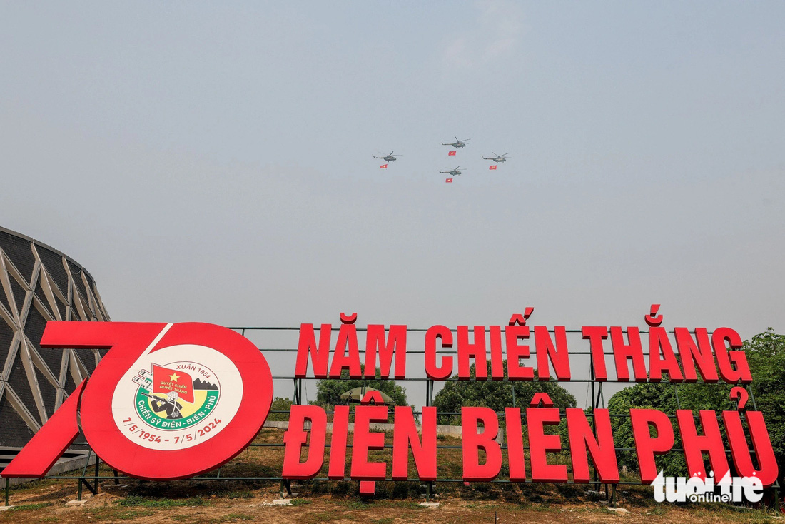Biên đội trực thăng bay qua Bảo tàng Lịch sử chiến thắng Điện Biên Phủ - Ảnh: NGUYỄN KHÁNH