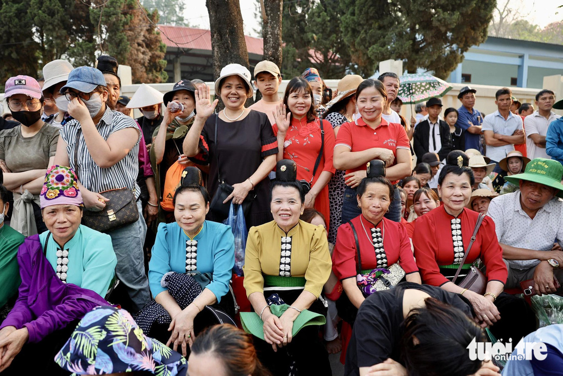 Nhiều người mặc trang phục truyền thống dân tộc mình đi xem lễ tổng duyệt 