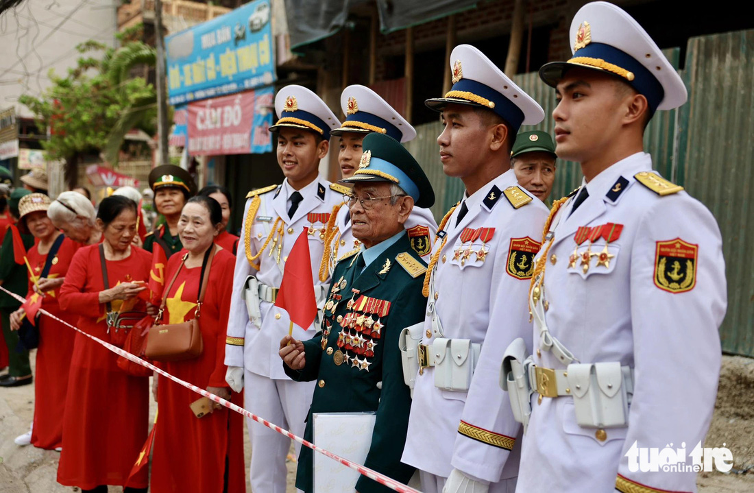 Xúc động hình ảnh những cựu chiến binh lớn tuổi chụp ảnh cùng các lực lượng diễu binh trẻ, những bà những mẹ mặc áo dài màu cờ Tổ quốc trong ngày kỷ niệm đặc biệt của đất nước