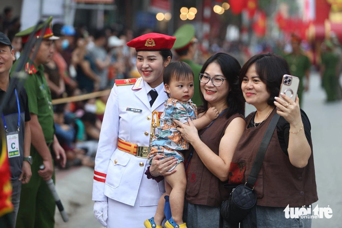 Hình ảnh quân dân thân thiết xuất hiện trên khắp nẻo đường thành phố Điện Biên Phủ hôm nay 