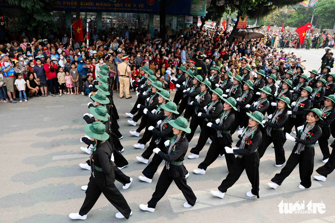 Khối lực lượng Du kích miền Nam với trang phục đặc trưng nhận được tràng vỗ tay hưởng ứng nhiệt liệt từ người dân Điện Biên - Ảnh NGUYỄN KHÁNH