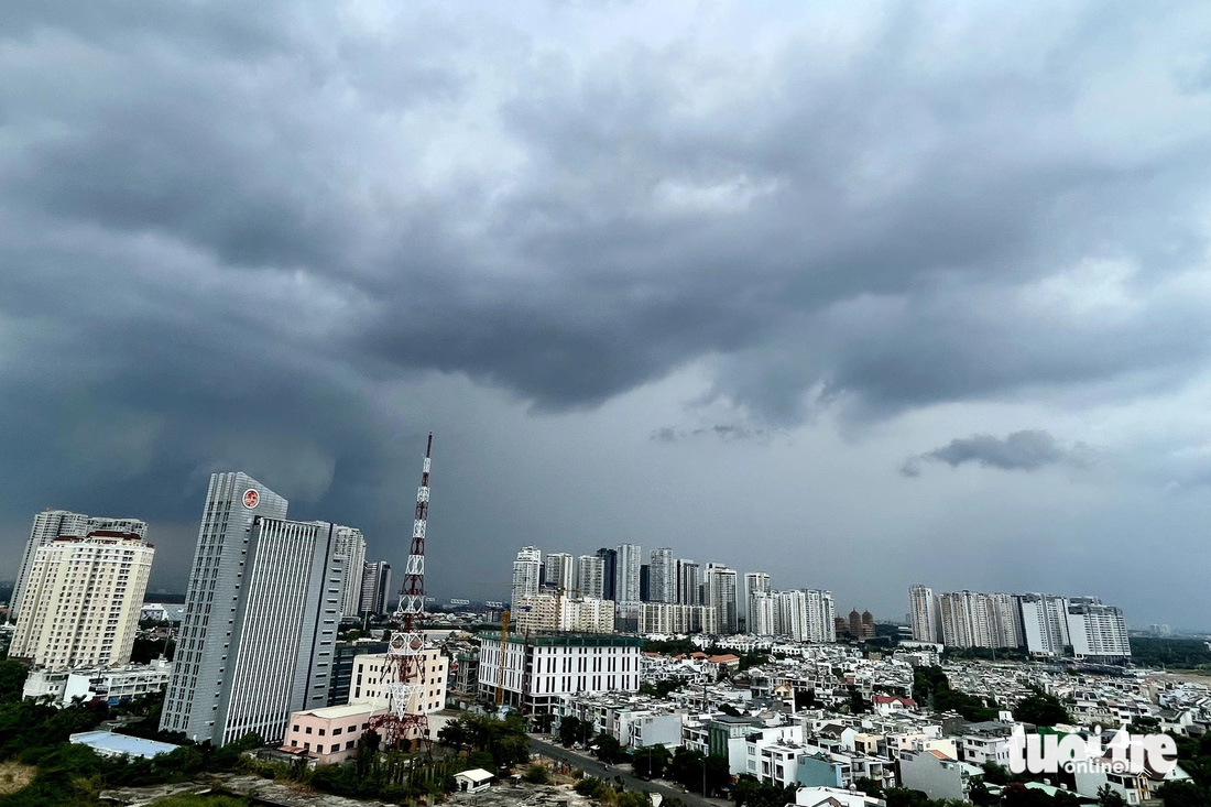 Mây đen kịt trên bầu trời TP.HCM, nhiều nơi đã có mưa dông từ trưa - Ảnh: VIỄN SỰ