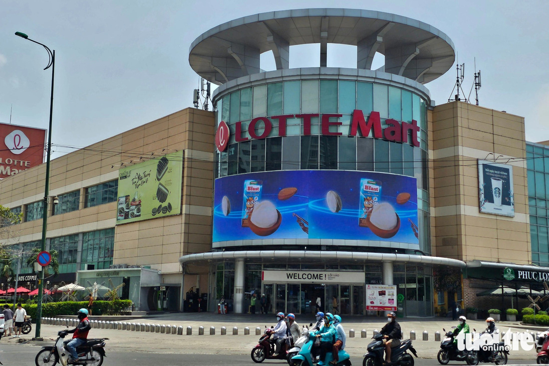Lotte Mart quận 7 được thành lập từ năm 2008 với quy mô 3 tầng. Tháng 5-2018, Thanh tra Sở Xây dựng đã ra quyết định xử phạt vi phạm hành chính Công ty cổ phần Trung tâm thương mại Lotte Việt Nam vì xây dựng không phép phần diện tích 491m2 của công trình - Ảnh: ÁI NHÂN