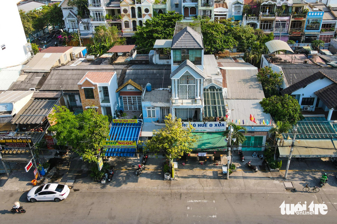 Tại đường 11N (khu phố 5, phường Tân Thuận Tây, quận 7) có đến 16 căn nhà xây không phép. Năm 2016, UBND quận 7 đã ra quyết định xử phạt và quyết định cưỡng chế nhưng đến nay các công trình vẫn tồn tại - Ảnh: PHƯƠNG NHI