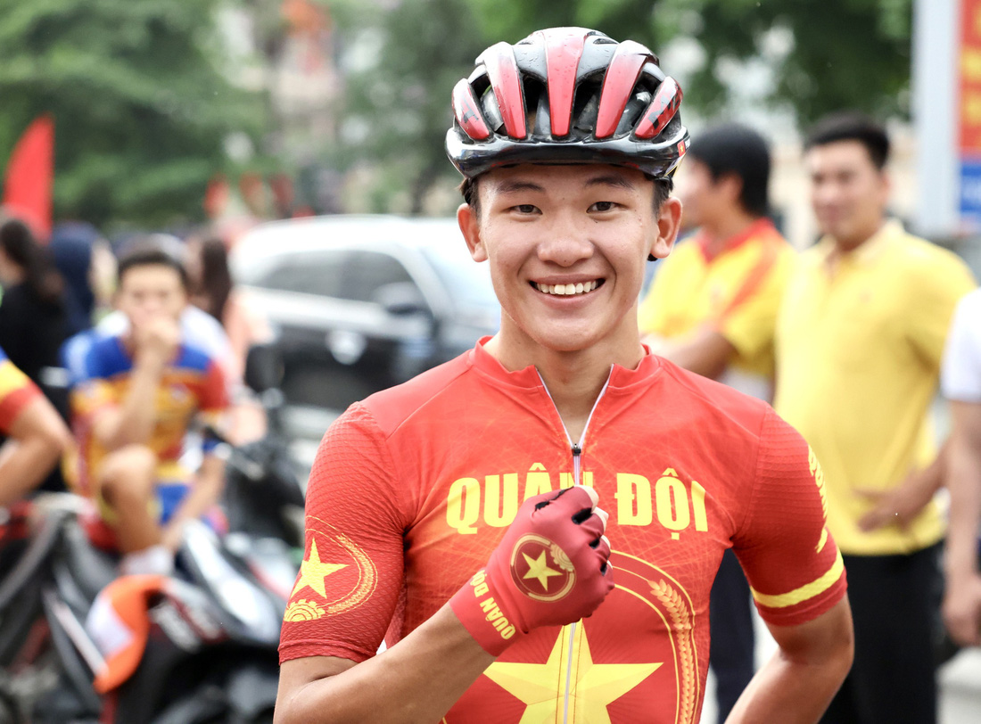 Tay đua 19 tuổi Phạm Lê Xuân Lộc của đội Quân đội lập kỷ lục tại Cuộc đua xe đạp về Điện Biên Phủ 2024 - Ảnh: NGUYỄN KHÁNH