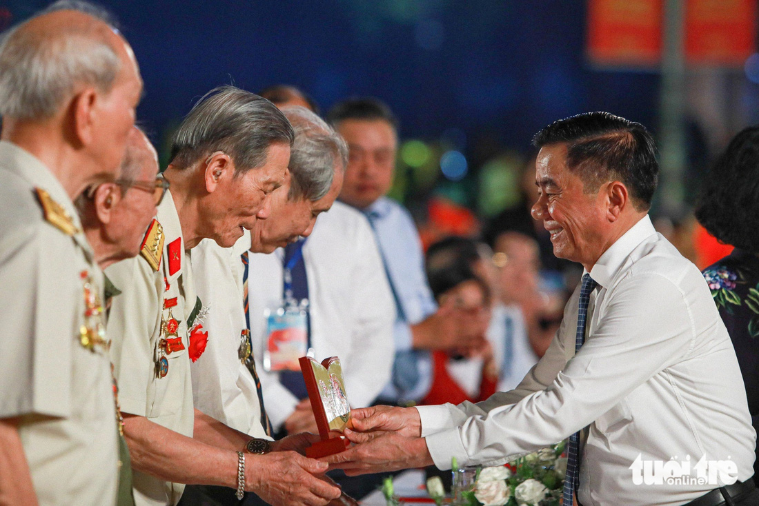 Nhiều người lính Điện Biên xưa có mặt trong ngày kỷ niệm 70 năm chiến thắng Điện Biên Phủ - Ảnh: DANH KHANG